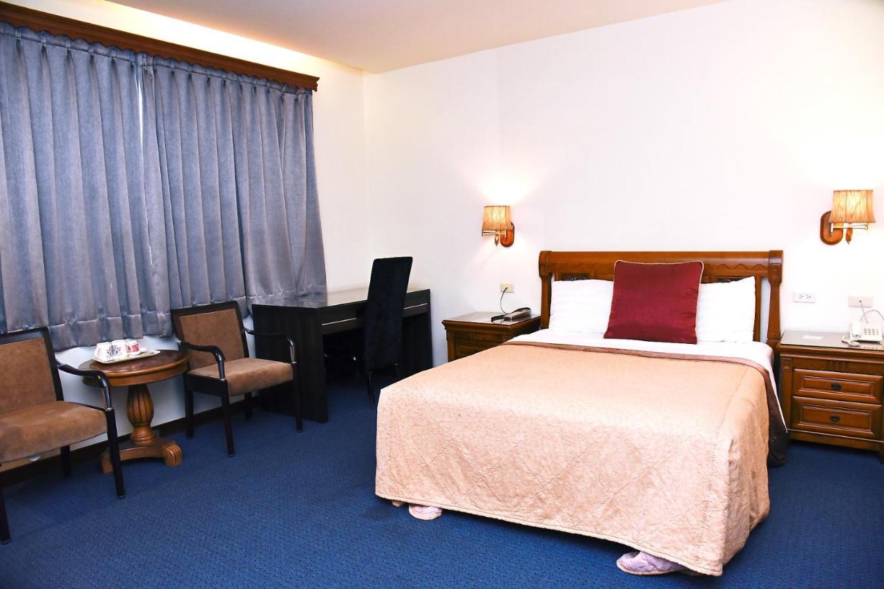 England Business Motel Yilan Exterior photo